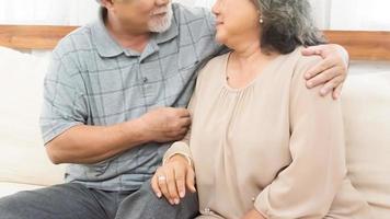 casais velhos estão mostrando amor um ao outro. foto