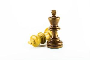 figura de xadrez em fundo branco foto