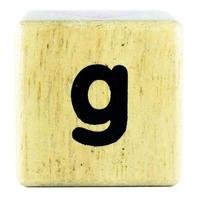 g letras de texto escritas em cubos de madeira foto