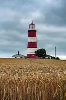 happisburgh, norfolk, reino unido, 2008. tempestade se aproximando do farol foto