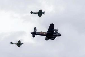 shoreham-by-sea, reino unido, 2014. avro lancaster ladeado por dois spitfires foto