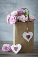 presente romântico com rosas e corações