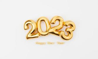 balão de hélio dourado 2023 com confete de ouro e fita para preparação feliz ano novo e conceito de feliz natal por elemento design de cartaz festivo e renderização 3d realista. foto