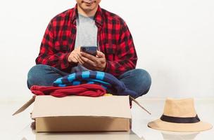 homem segurando uma caixa de roupas usadas roupas não utilizadas foto