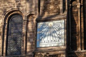 ely, cambridgeshire, reino unido, 2012. relógio de sol na catedral de ely foto