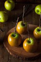 maçãs de caramelo verdes caseiras