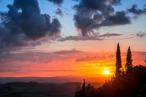 pôr do sol val d'orcia toscana foto