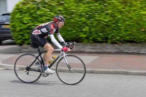 cardiff, gales, reino unido, 2015. ciclista participando do evento de ciclismo velothon foto