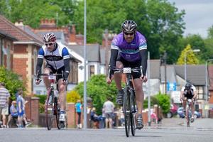 cardiff, gales, reino unido, 2015. ciclistas participando do evento de ciclismo velothon foto