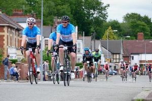cardiff, gales, reino unido, 2015. ciclistas participando do evento de ciclismo velothon foto