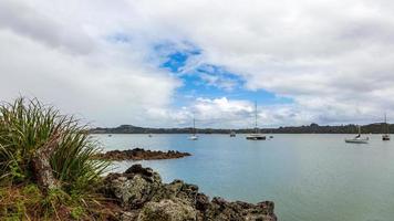 barcos ancorados em kerikeri em um dia nublado foto