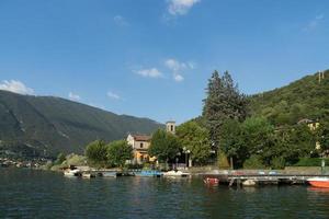 San Felice, Lombardia, Itália. pequena vila de san felice no lado leste do lago endine foto