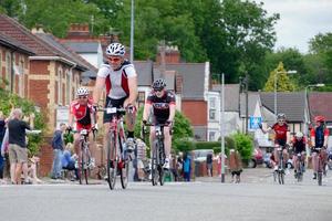 cardiff, gales, reino unido, 2015. ciclistas participando do evento de ciclismo velothon foto