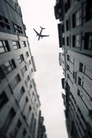 avião sobre a cidade de bruxelas inclinação - shift foto