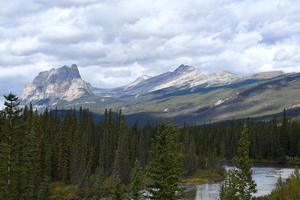 dia de outono nas montanhas rochosas canadenses foto