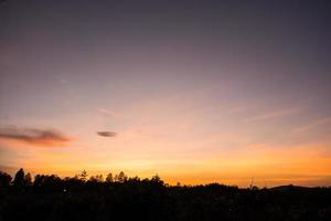 pôr do sol à noite, céu colorido foto