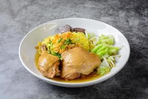 prato com sopa de galinha caseira fresca, macarrão e legumes foto