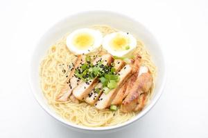 miso ramen com ovo e carne de porco, comida japonesa caseira foto