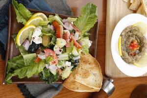 salada mista com queijo foto