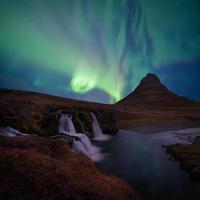 a paisagem kirkjufell da islândia foto