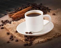 closeup vista de uma xícara de café, açúcar mascavo e grãos de café