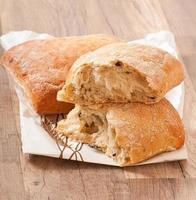 ciabatta com queijo em uma mesa de madeira foto