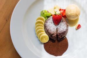 chocolate lava sorvete de baunilha com frutas foto