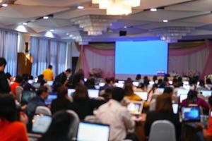 imagem borrada na sala de conferências. Resumo pessoas turva palestra e discussão na sala de seminários ou sala de conferências. foto