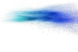partículas de poeira de cor azul espirram no fundo branco. foto