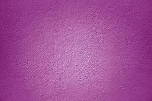fundo e textura de parede de cimento colorido abstrato. grunge roxo pintado na parede de concreto. foto