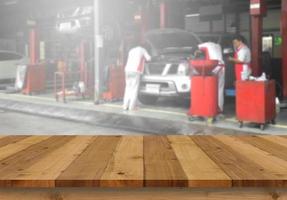 piso de madeira e fundo de carro de reparo mecânico foto
