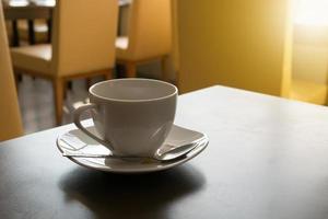 xícara de café na cafeteria. luz da manhã foto