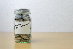 economia de dinheiro para economia na garrafa de vidro foto