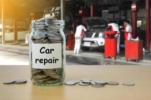 economia de dinheiro para reparação de automóveis na garrafa de vidro foto