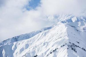 montanhas de inverno com neve. foto