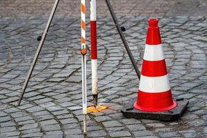 closeup de um cone de trânsito na rua foto