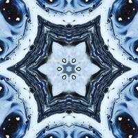 abstrato de reflexão escura. padrão de caleidoscópio na cor preta e azul. foto grátis.