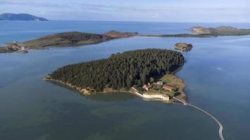 vista aérea de drone de uma bela semi ilha no meio do lago. belas cores na água e paisagem incrível. viajar pelo mundo e encontrar as maravilhas. relaxe e medite. as férias estão chegando. foto