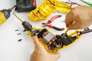 mecânico para trocar interruptores para furadeira elétrica, broca antiga começa a se desgastar depois de usada por um longo tempo foto