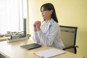 retrato de jovem médica com estetoscópio trabalhando no hospital, conceito médico e de saúde foto