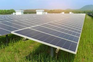 fundo da fazenda de células fotovoltaicas ou campo de painéis solares, energia ecológica e limpa. foto