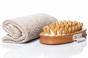 toalha e escova para massagem foto