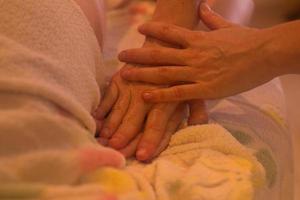 close-up do processo de massagem. mãos de mulher fazem massagem no spa. foto