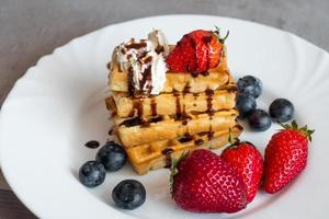 waffles belgas com frutas foto