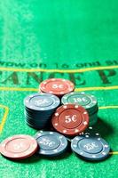 fichas de pôquer em uma mesa de pôquer. imagem vertical. foto
