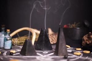 ritual de magia negra com velas e runas foto