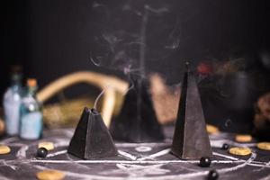 ritual de magia negra com velas e runas foto