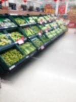 legumes e frutas na prateleira no supermercado fundo desfocado foto