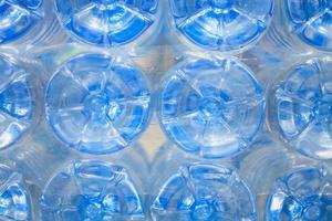 fundo de garrafas de água de plástico foto