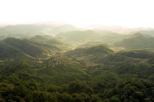 colina em uma visão do nascer do sol de névoa da montanha para o dia da terra, conceito de natureza foto